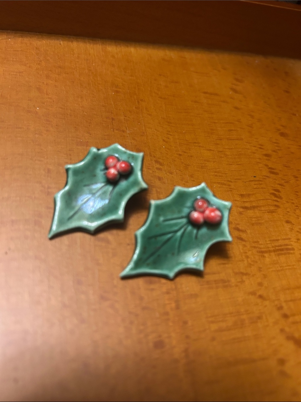 Vintage Ceramic Holiday Christmas Green Holly Leaf Clip On Earrings